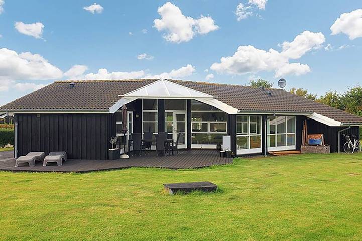 Ferienhaus für 10 Personen, mit Garten und Terrasse sowie Whirlpool und Sauna, mit Haustier auf Langeland