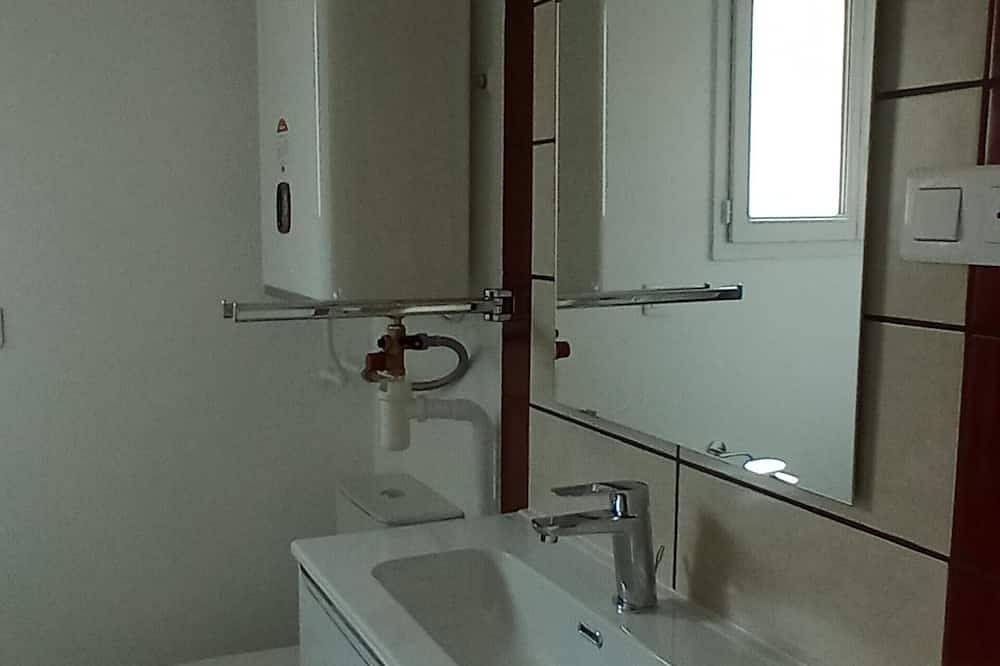 Entire apartment, Studio 28 m square, garden level, no works. in La Valette-du-Var, Toulon region