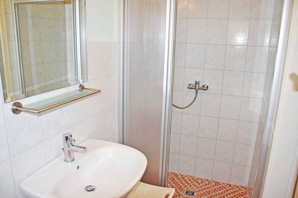 Ganze Wohnung, Ferienwohnung mit Gartenterrasse - Ferienwohnungen mit Terrasse in Patzig, Bergen auf Rügen und Umgebung