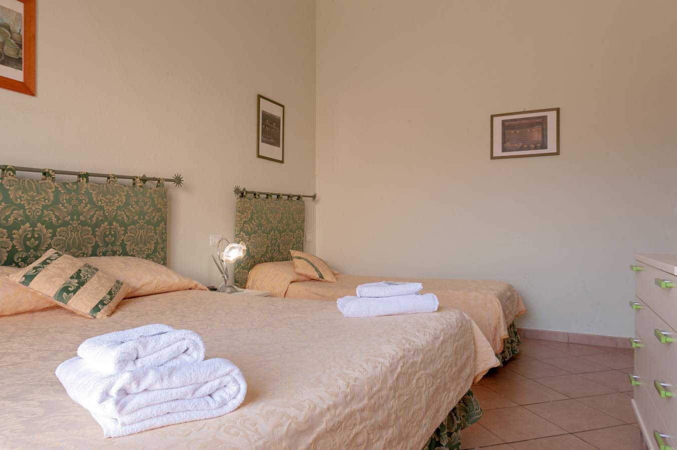 Chambre 'Bandb Cindy - Chambre Verte' avec jardin partagé, Wi-Fi et climatisation in Cascina, Riviera Italienne
