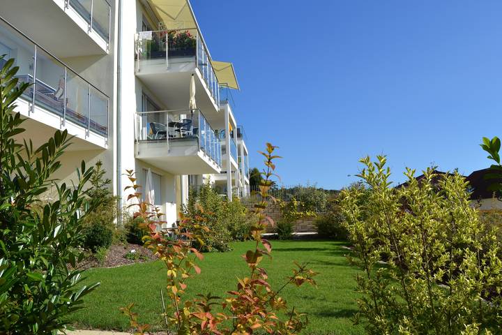 Gîte pour 4 personnes, avec balcon/terrasse ainsi que terrasse et vue sur le lac, adapté aux familles à Tancon - 3