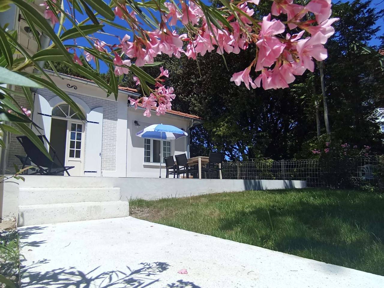 253 – Komplett renoviertes Haus mit Garten, nur wenige Schritte vom Stadtzentrum entfernt. in Soulac-sur-Mer, Regionaler Naturpark Médoc