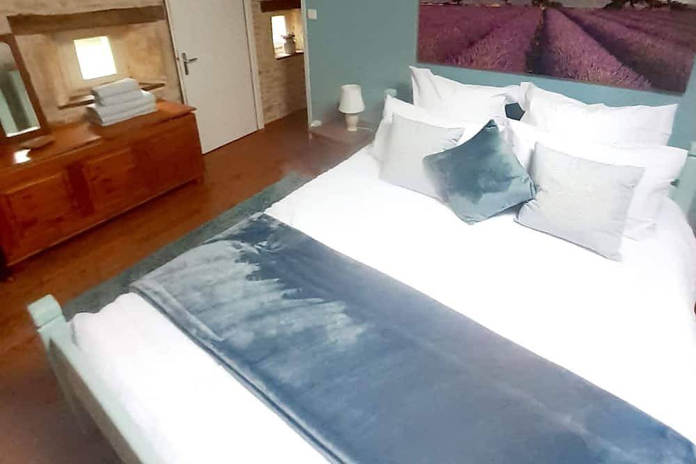 Delightful property, large garden, heated pool, great place for a family holiday in Savigné, Vienne (France)