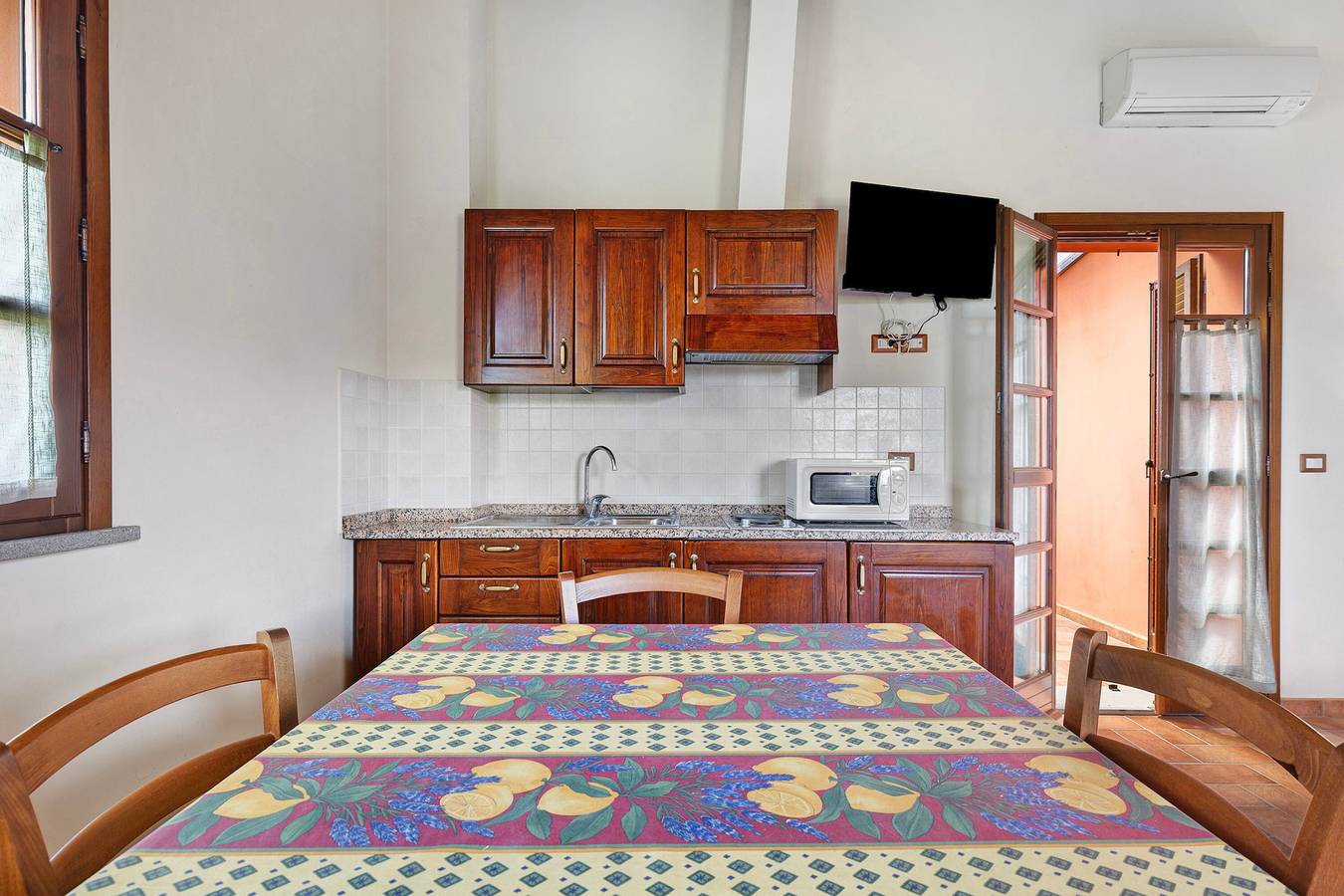 Ganzes Studio, Einzimmerapartment 'Numero 4' mit gemeinschaftlichem Garten, Balkon und Klimaanlage in Montopoli in Val d'Arno, Pisa Provinz