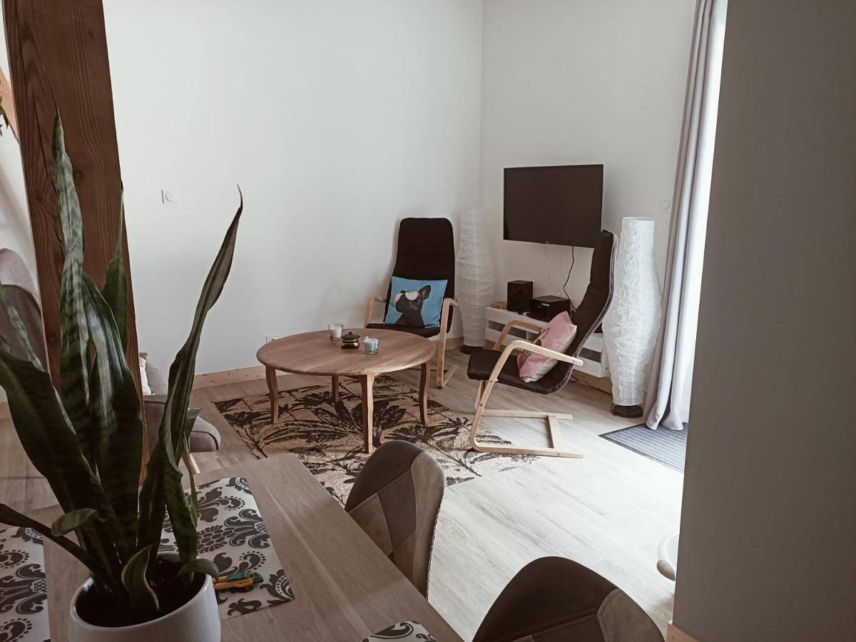 Two-Bedroom House in Prissé-la-Charrière, Région de Niort