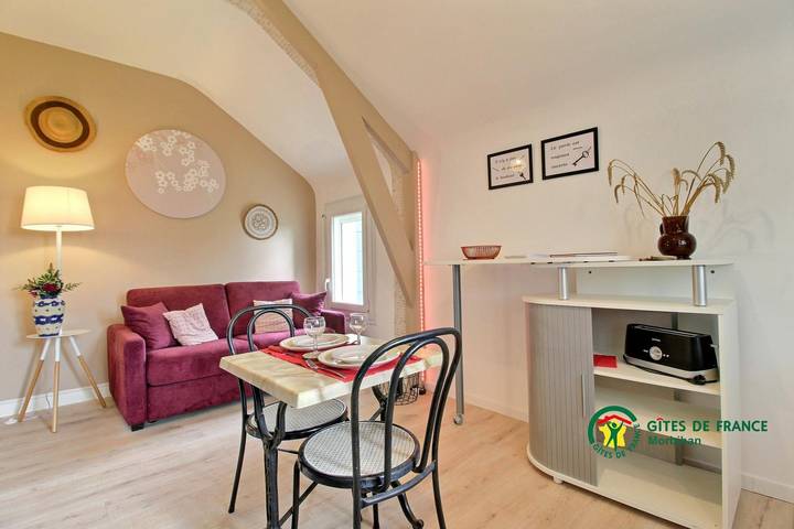 Gîte pour 2 personnes, avec Jardin et Vue à Réguiny