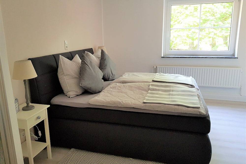 Ganze Wohnung, Große, helle Ferienwohnung in der Lüneburger Heide mit Poolhaus und 2 Balkonen in Oetzen, Landkreis Uelzen