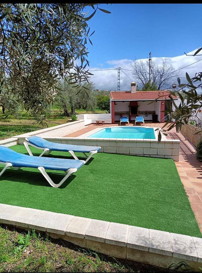 Casa rural para 6 personas, con jardín además de vistas y piscina en Antequera