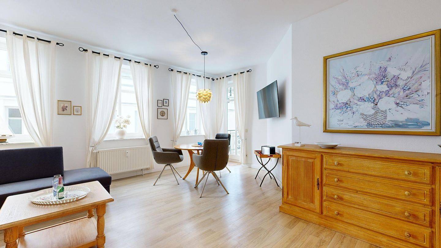 Appartement entier, Moderne Ferienwohnung in unmittelbarer Strandlage, seitlicher Ostseeblick in Ostseebad Binz, Binz