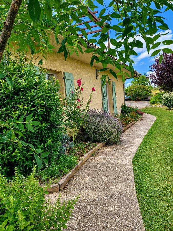 Location de vacances pour 2 personnes, avec Terrasse et Jardin ainsi que Piscine et Vue à Carla-Bayle