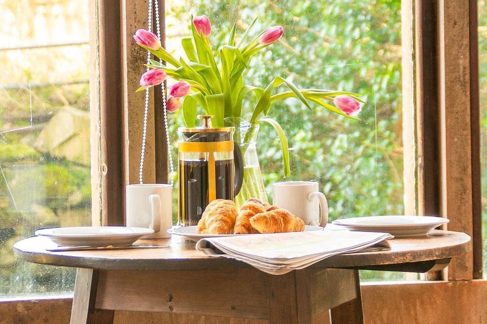 Cabbage Patch - sleeps 2 guests  in 1 bedroom in Rhoscolyn, Isle of Anglesey