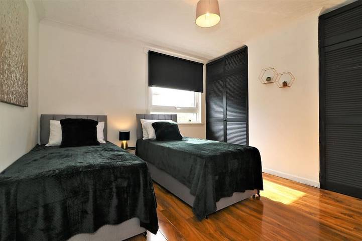 Stunning 2 Bedroom Maindoor Home With Front & Back Private Garden in West Dunbartonshire