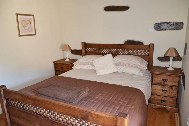 Sleeps 6 people Entire use of house, pool and all facilities. Exclusively yours. in Aldeias de Xisto
