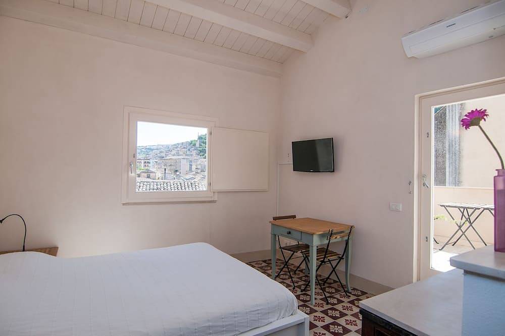 Entire apartment, Palazzo degli Olivi - La Terrazza studio on Modica in Modica (town), Modica