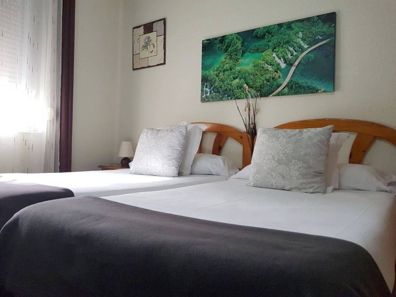 Double or Twin Room with Shared Bathroom in Pampelune, Province de Navarra