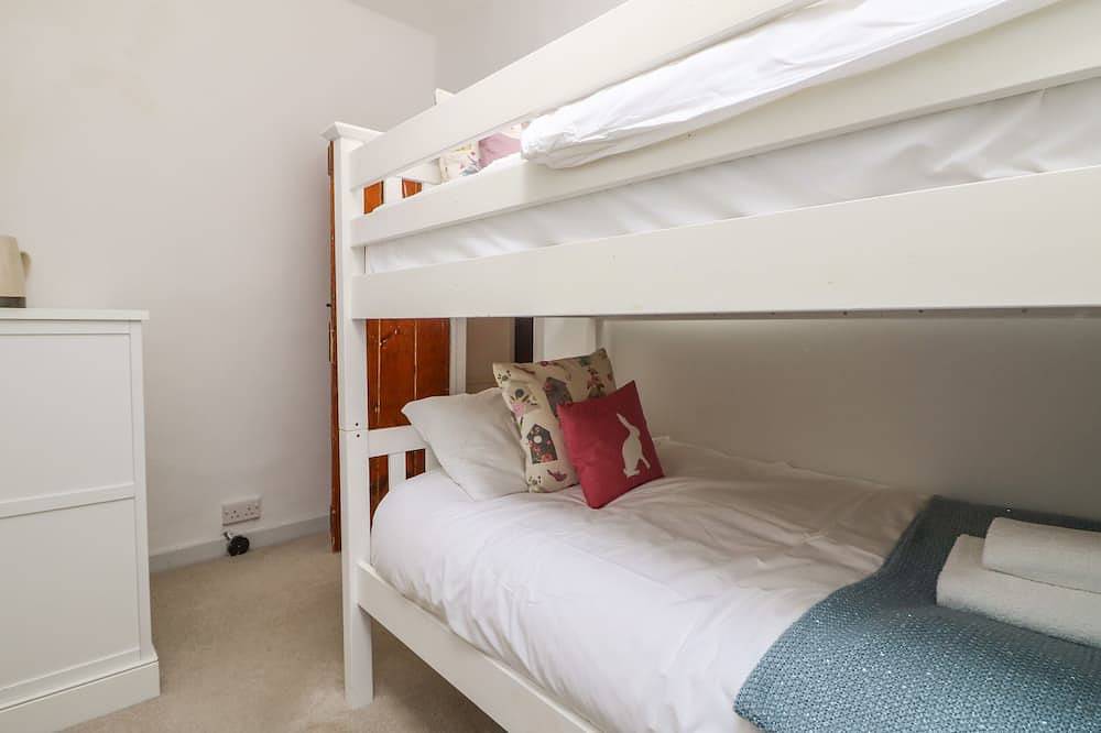 Riversdale Cottage, pet friendly, with a garden in Wadebridge in Wadebridge, Cornwall