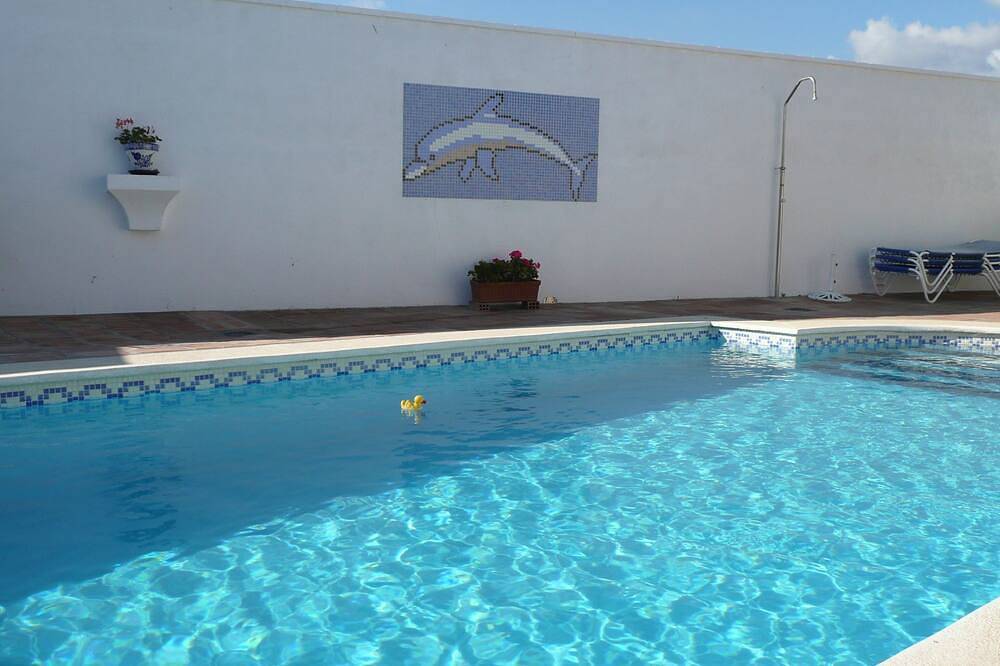 Villa familiare semi-isolata con 3 letti e 2 bagni con piscina e giardini in La Gaspara, Estepona