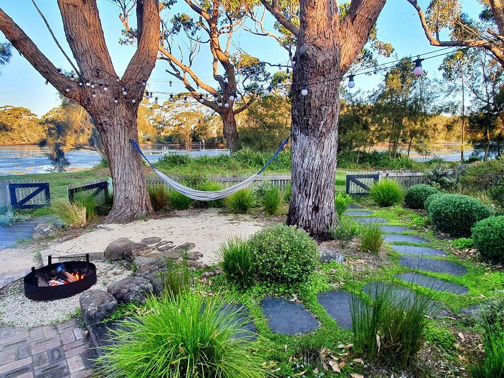 Designer Retro Beach Shack am Seeufer in Tabourie Lake, New South Wales