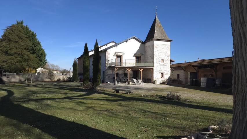 Gîte für 21 Personen, mit Terrasse und Garten in Ain
