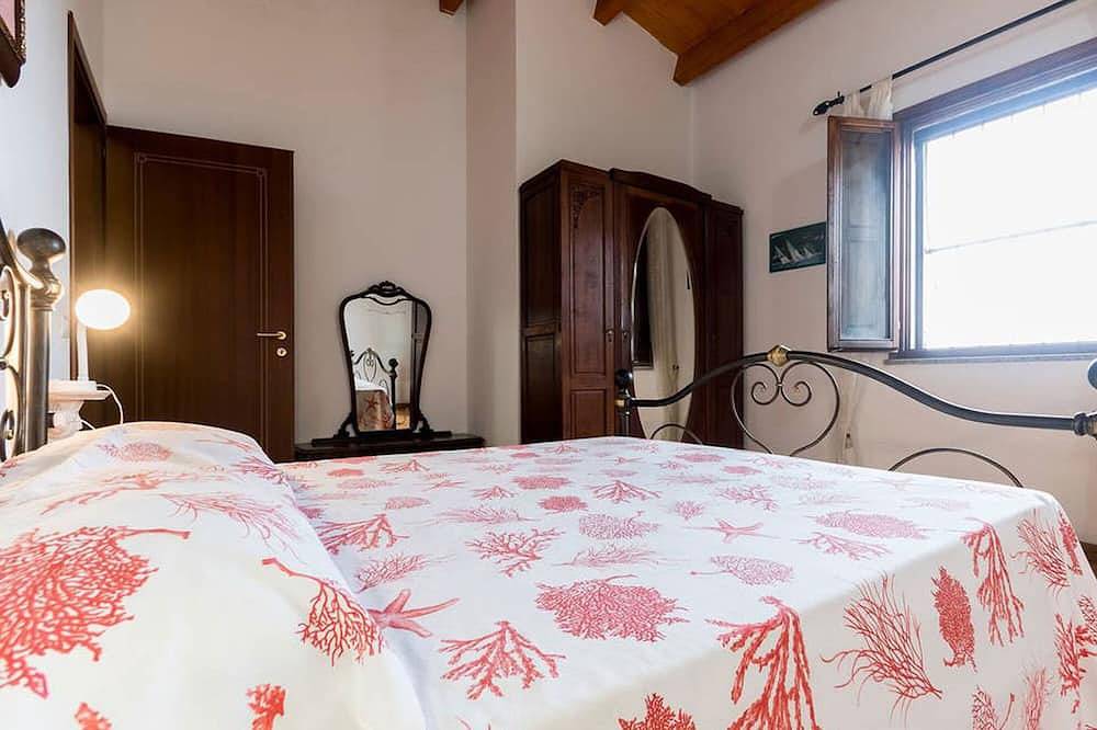 Villa para 8/10 personas, vista al mar, 4 dormitorios, 2 baños, amplio jardín privado in Mercuri, Isla de Sant'Antioco