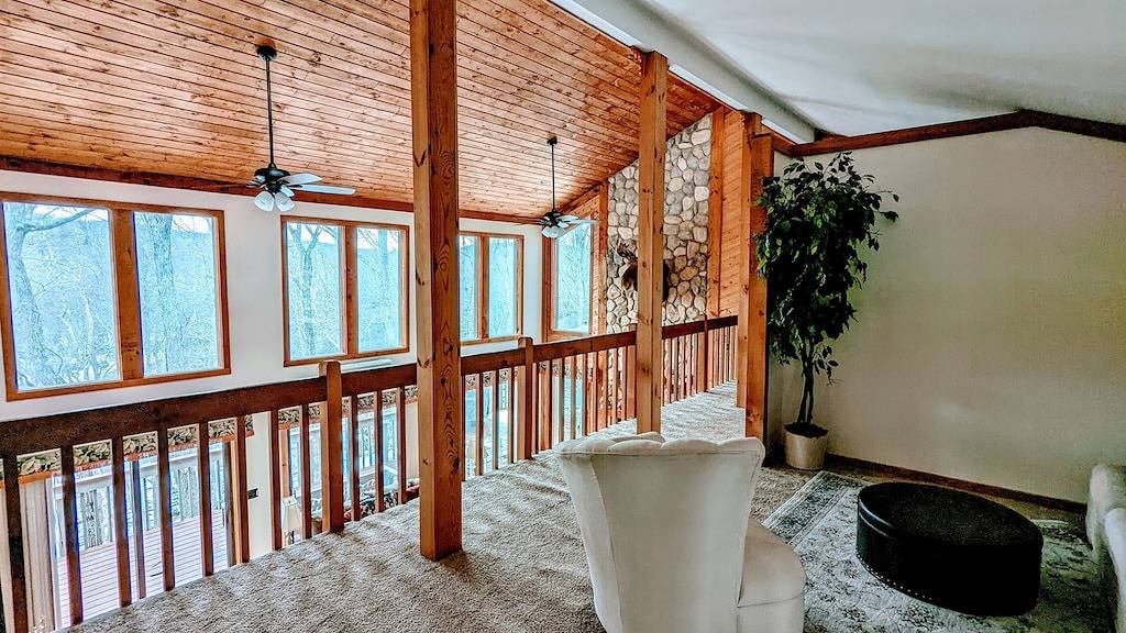 Schöne, geräumige Poconos Cabin, Billardtisch, 15 Minuten zum Shawnee Ski Berge in Saw Creek, Pike County