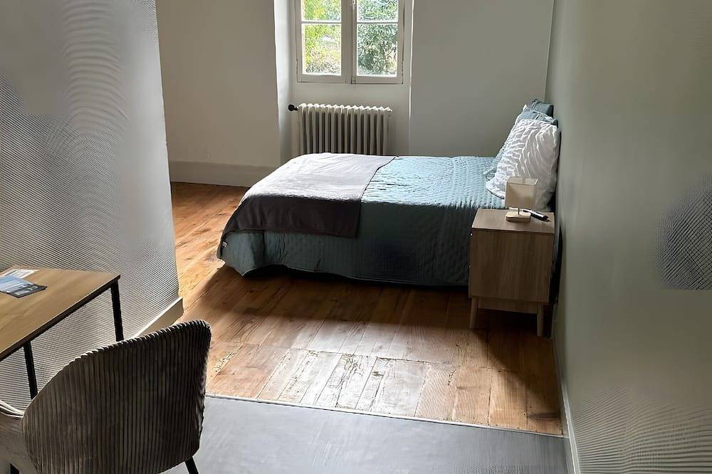 Entire apartment, Room 7 with Shared Terrace, Communal Garden and Wi-Fi in Vic-en-Bigorre, Hautes-Pyrénées