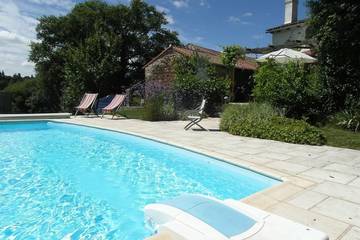 Gîte pour 4 personnes, avec piscine et jardin à Bussière-Poitevine