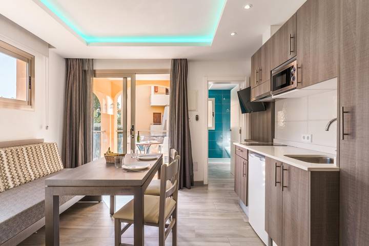 Entire apartment, Modern “Ferrera Luxe Apartamento 704” close to Beach with Pool, Wi-Fi, A/C, Terrace & Garden in Cala Serena, Felanitx
