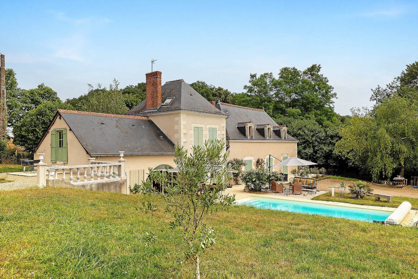 Habitación de huéspedes «Fleurs Blanches» con piscina compartida, Wi-Fi y aire acondicionado in Vallières-les-Grandes, Región de Blois