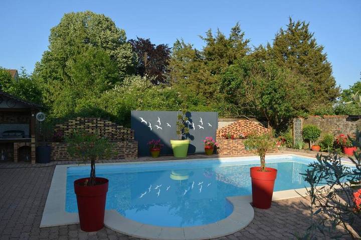 Location de vacances pour 12 personnes, avec jardin ainsi que terrasse et piscine, animaux acceptés à Bligny-lès-Beaune