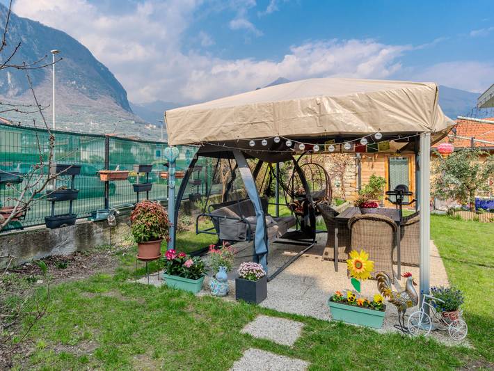 Ferienwohnung für 4 Personen, mit Balkon und Terrasse sowie Garten und Ausblick in Riva del Garda