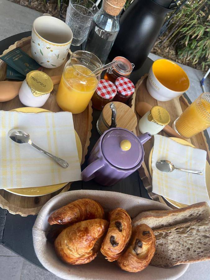 Chambre d’hôte pour 2 personnes, avec terrasse ainsi que vue et piscine dans le Var - 3