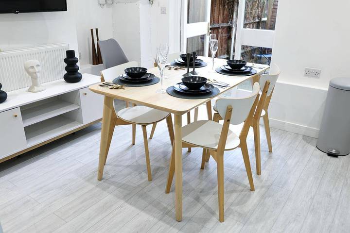 Holiday apartment for 4 people, with garden and terrace, with pets in Croydon