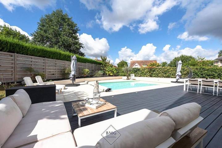 Location de vacances pour 12 personnes, avec vue ainsi que piscine et jardin à Magny-le-Hongre