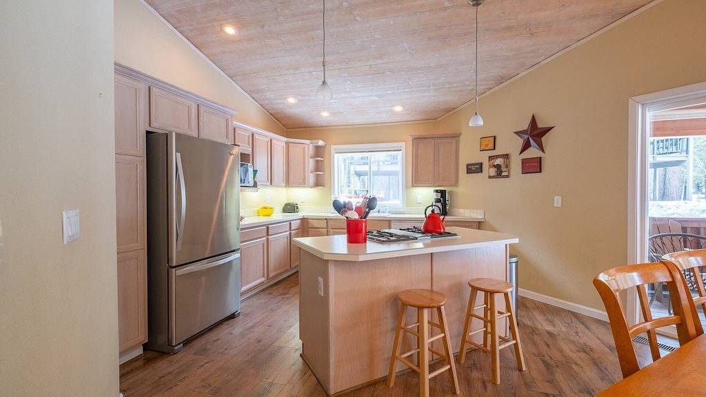 Drei Kiefern Tahoe Donner Hütte mit eigenem Whirlpool! in Truckee, Donner Lake