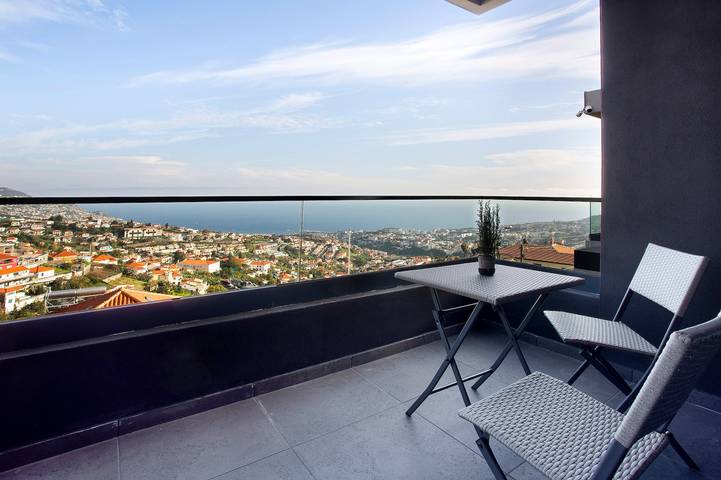 Holiday Home 'Dream View' with Sea View, Private Terrace & Wi-Fi in São Roque (Madeira), Madeira