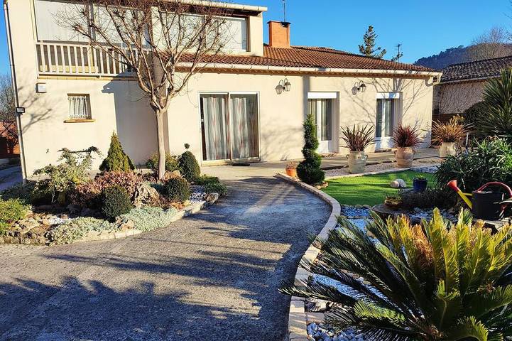 Location de vacances pour 8 personnes, avec jardin, animaux acceptés à Meyrannes