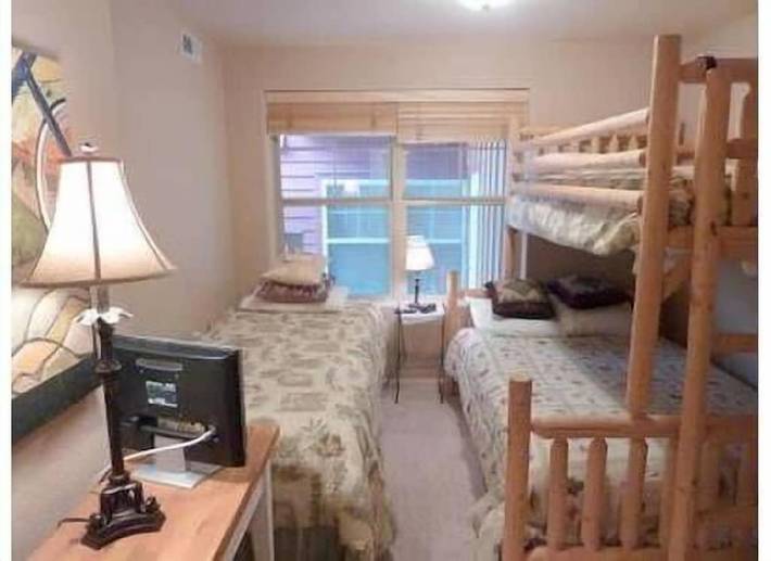 Vacation rental for 6 people, with hot tub and terrace as well as yard in Fraser