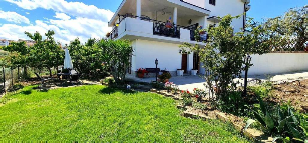 Location de vacances pour 3 personnes, avec jardin et vue à Cupello