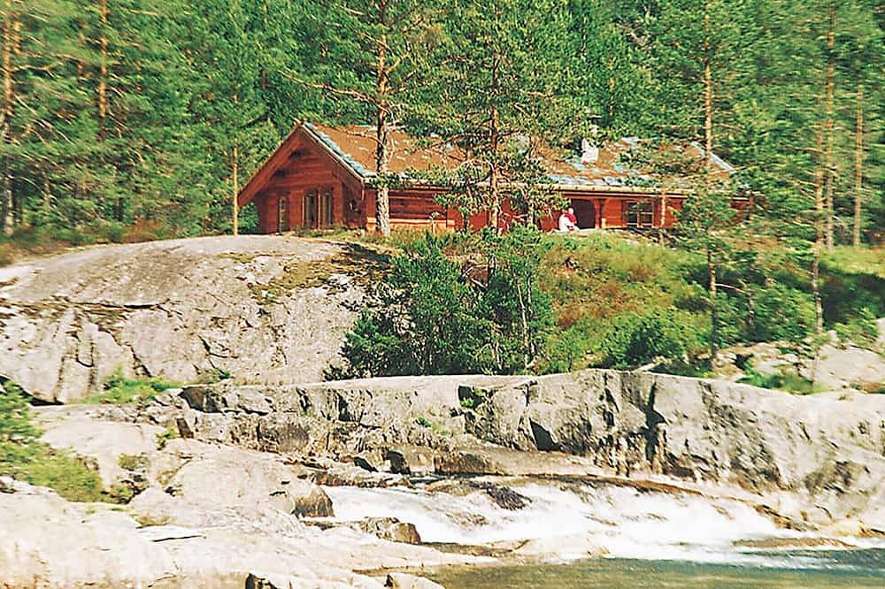 3 bedroom amazing home in Dølemo in Tveitvatnet, Åmli