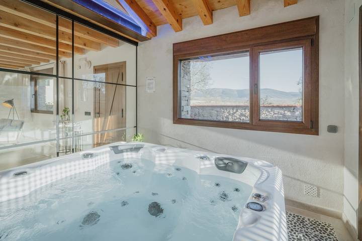 Los Acebos: Rural Retreat for Couples with Mountain Views in the Sierra de Segovia in La Cuesta (Segovia), Turégano