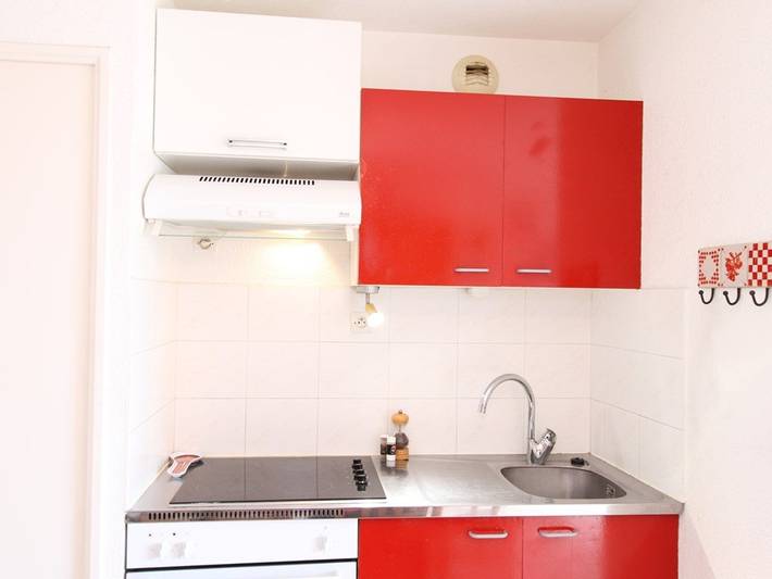 Ganze Wohnung, 2-Zimmer-Wohnung mit Garten, ausgestattete Küche, privater Parkplatz in Balaruc-les-Bains, Mittelmeerküste (Frankreich)