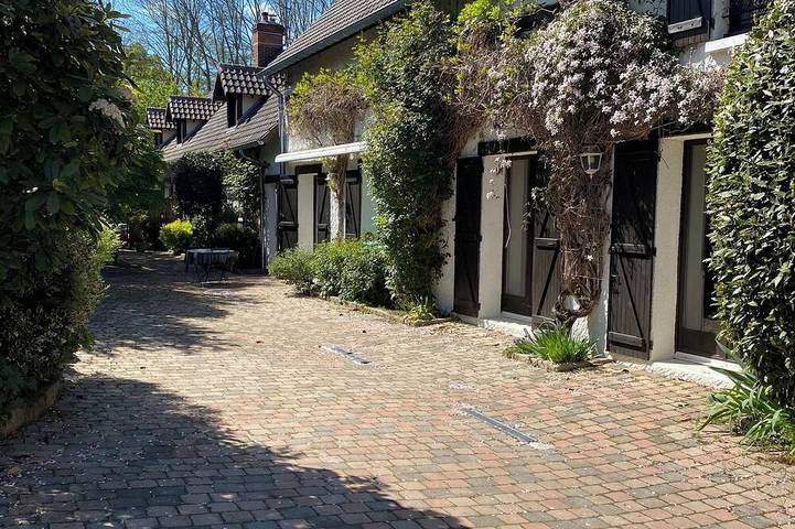 Location de vacances pour 8 personnes, avec terrasse ainsi que jacuzzi et jardin à Saint-Rémy-l'Honoré