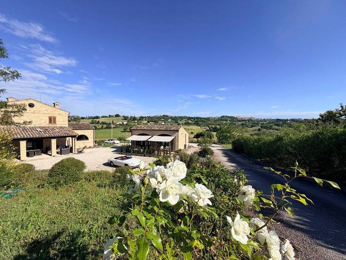 Casa vacanza per 4 persone, con Terrazza e Giardino nonché Piscina e Panorama a Corridonia