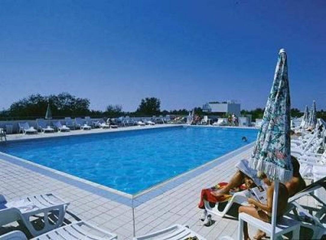 Apartamento entero, Colorido apartamento junto al mar con piscina en la azotea in Bibione, Provincia de Venezia