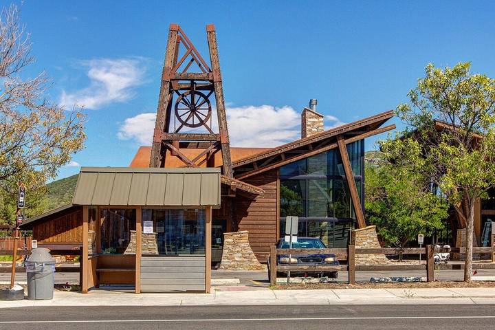 Vacation apartment for 4 people, with hot tub and pool as well as balcony in Utah