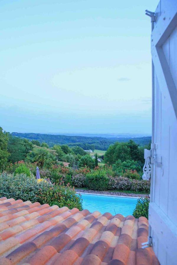 Location de vacances pour 4 personnes, avec Terrasse ainsi que Piscine et Vue dans Bélus