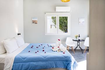 Apartment for 2 People in Perissa, Santorini, Photo 4