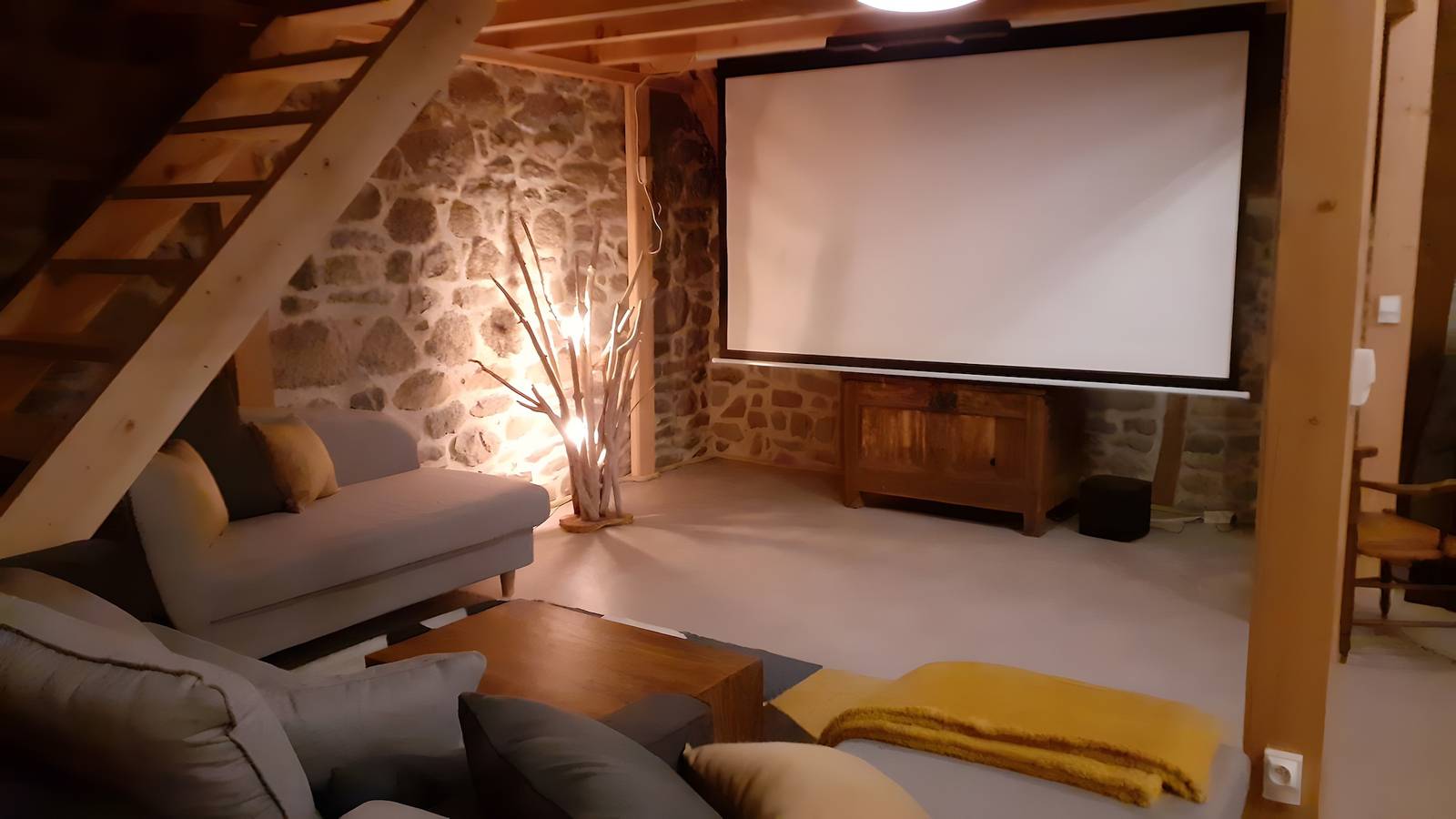 Gîte La Grange de Loey mit Spa, Bergblick, privater Terrasse und Wlan in Méallet, Regionaler Naturpark Volcans d'Auvergne