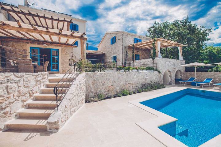 Ferienhaus für 14 Personen, mit Balkon und Terrasse sowie Garten und Pool in Ostrobradić